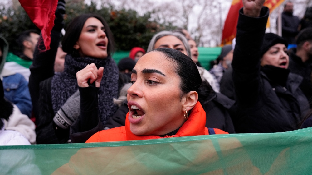 Demonstrators in London, Paris, Istanbul back Iran protests 